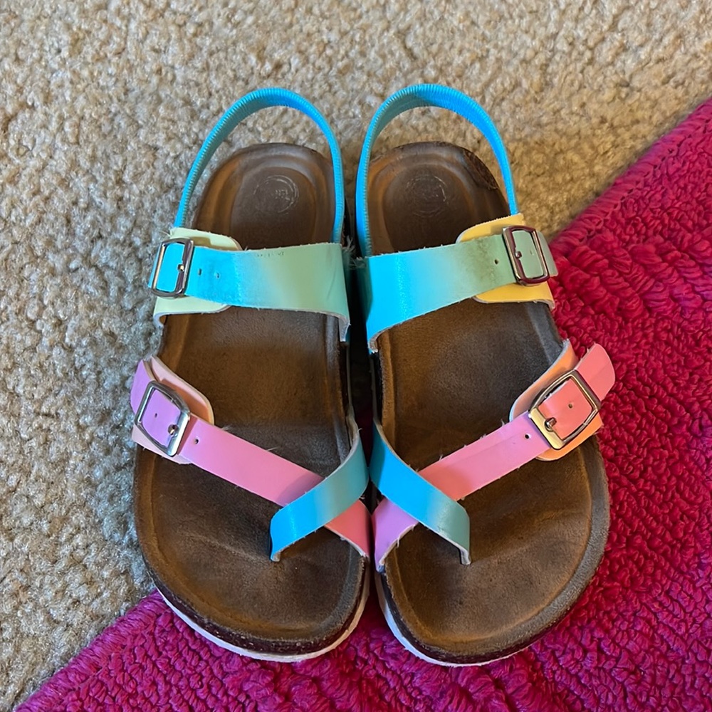 Worn sandals 10m